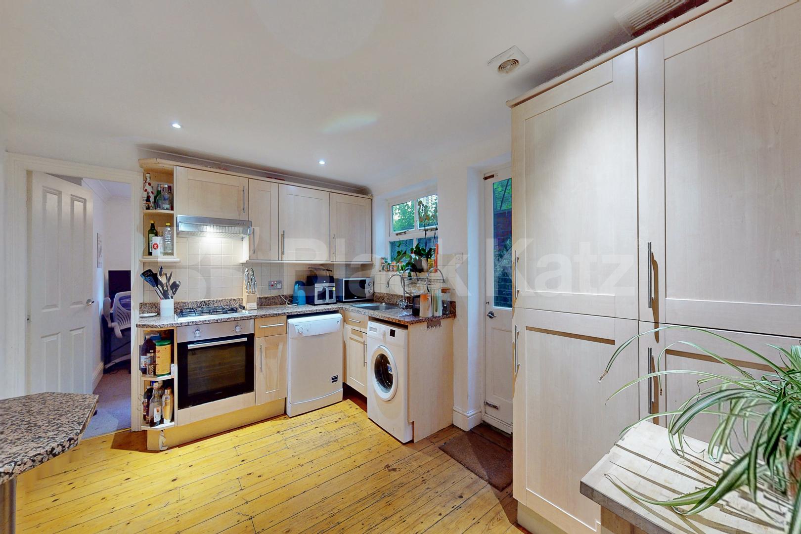 Spacious garden flat on bordering Clapham and Brixton. Ashmere Grove, Clapham / Brixton